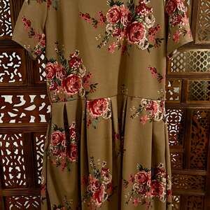 LuLaRoe Amelia Dress Green and Red Floral Mid-Length Pleated Skirt with Pockets